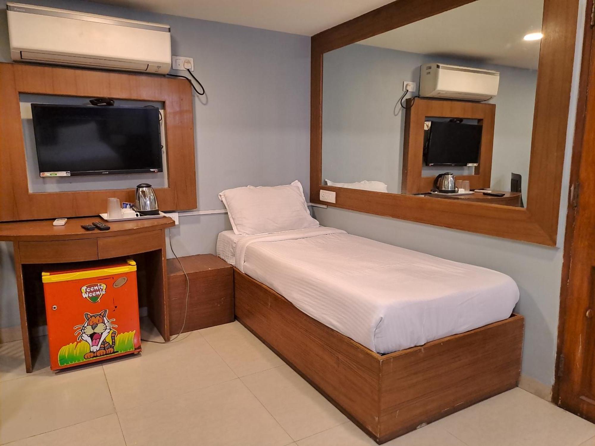 Hotel Cruz Royale Mumbai Exterior photo